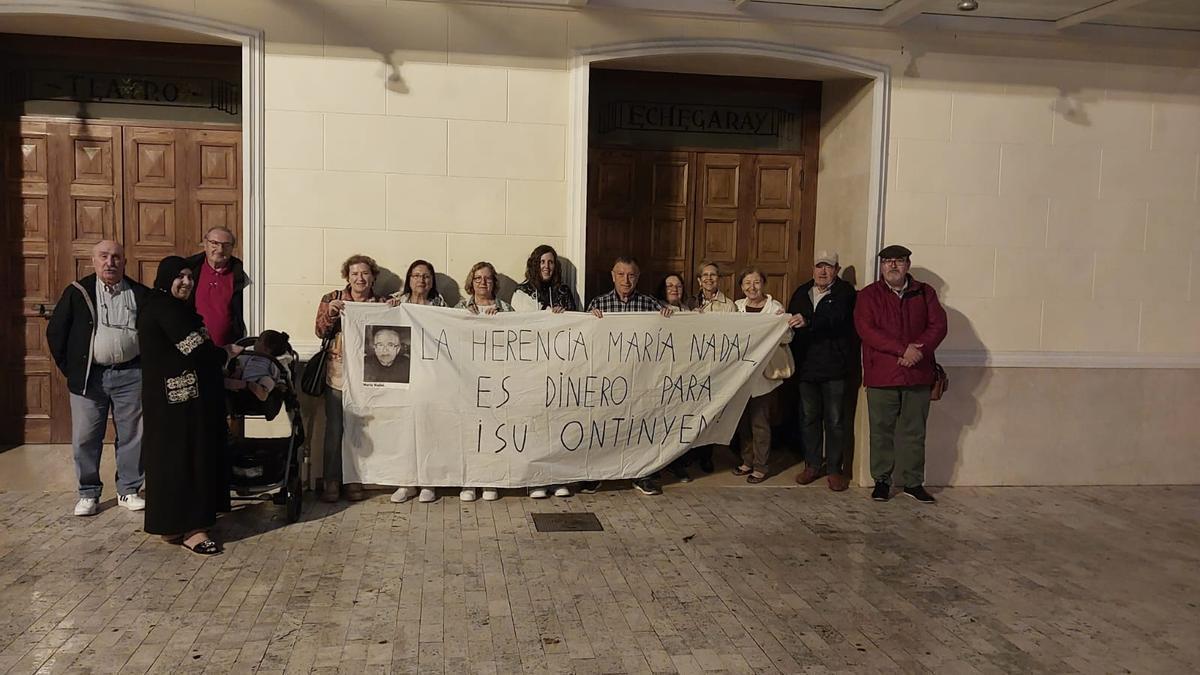 Vecinos de Ontinyent se manifiestan para reclamar la herencia de María Nadal. / R. B. S.