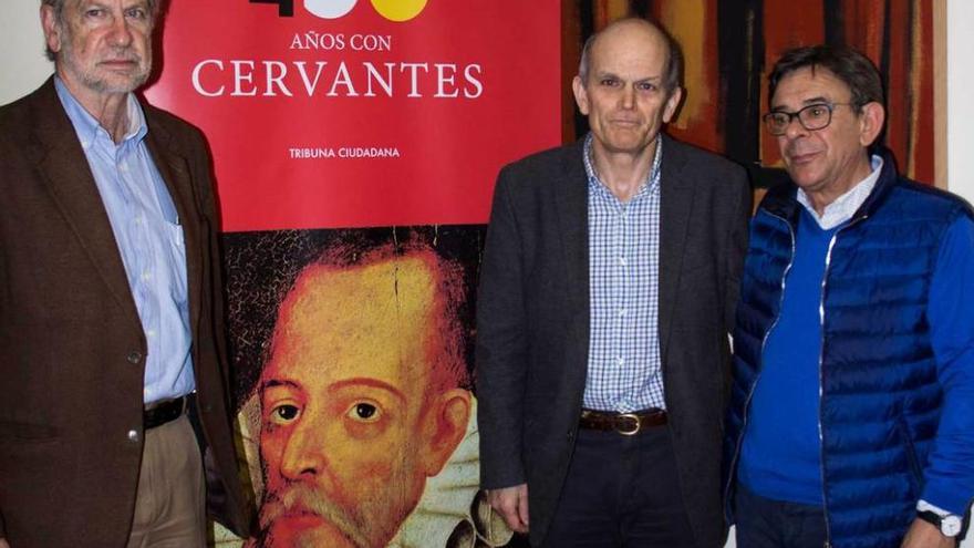 Alfonso Toribio, Emilio Martínez Mata y Roberto Sánchez Ramos, ante el cartel del ciclo.