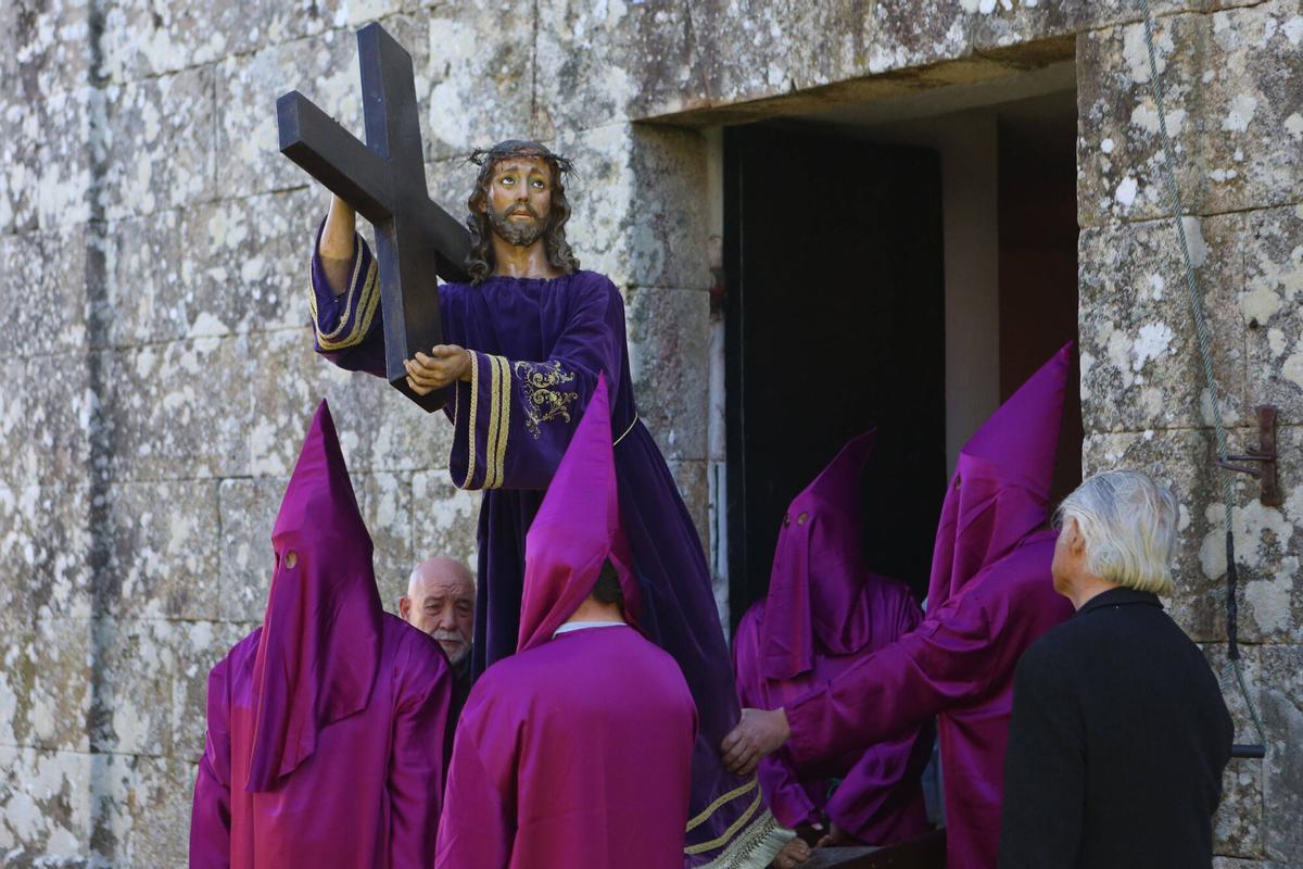Procesión en la parroquia cruceña de Oirós Procesión en la parroquia cruceña de Oirós