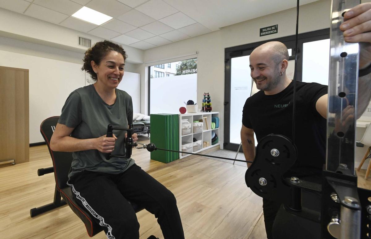 Viguesas de entre 50 y 70 años realizando ejercicio de alta intensidad en un centro de neurorrehabilitación de la ciudad.