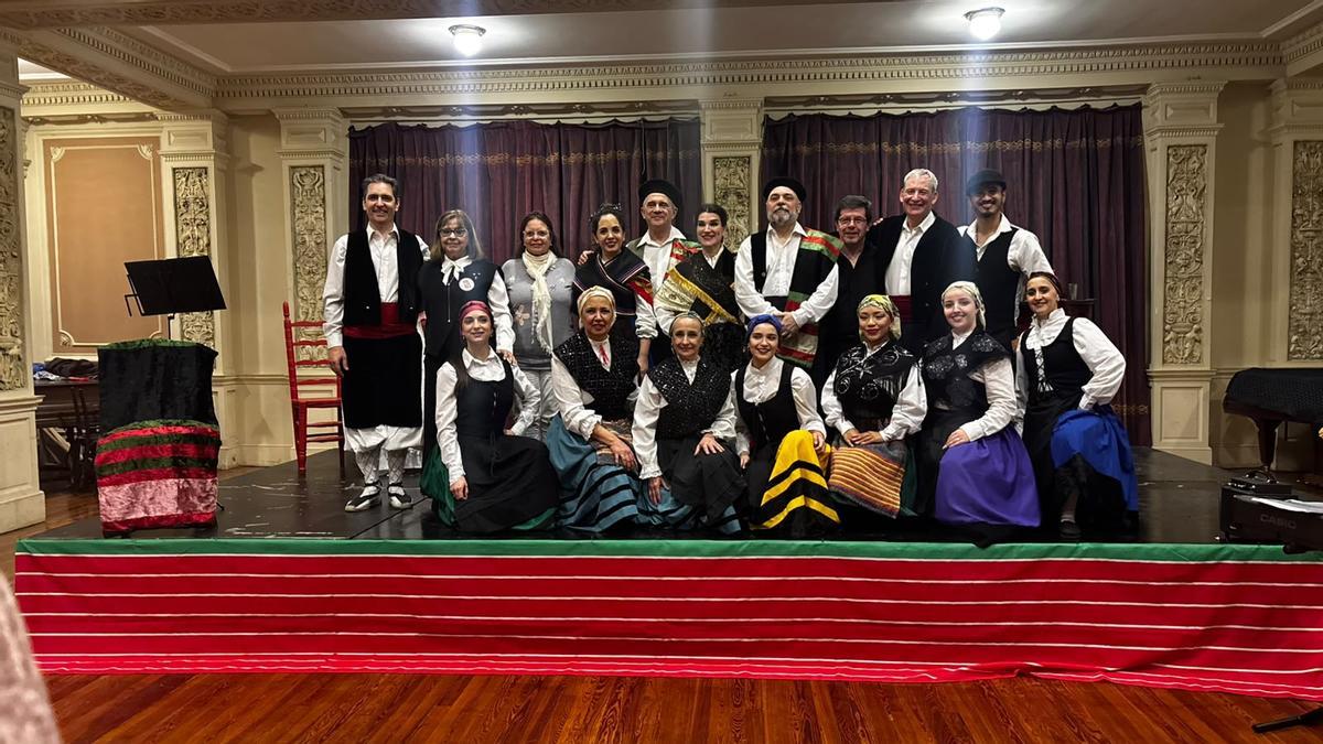 Los participantes en la zarzuela "El cantar del arriero".