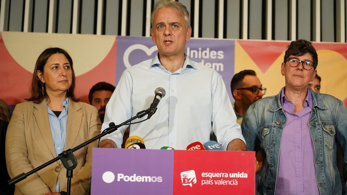 El candidato de Unides Podem - Esquerra Unida a la Presidencia de la Generalitat, Héctor Illueca, junto a la número dos, Rosa Pérez Garijo, y con la candidata a la alcaldía de València, Pilar Lima