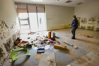 El edificio que acogió el Centro Oriol de Orihuela sucumbe al abandono y los saqueos