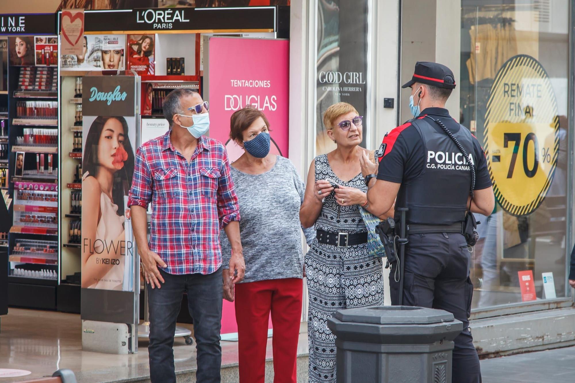 La Policía Canaria vigila el uso de la mascarilla en Triana