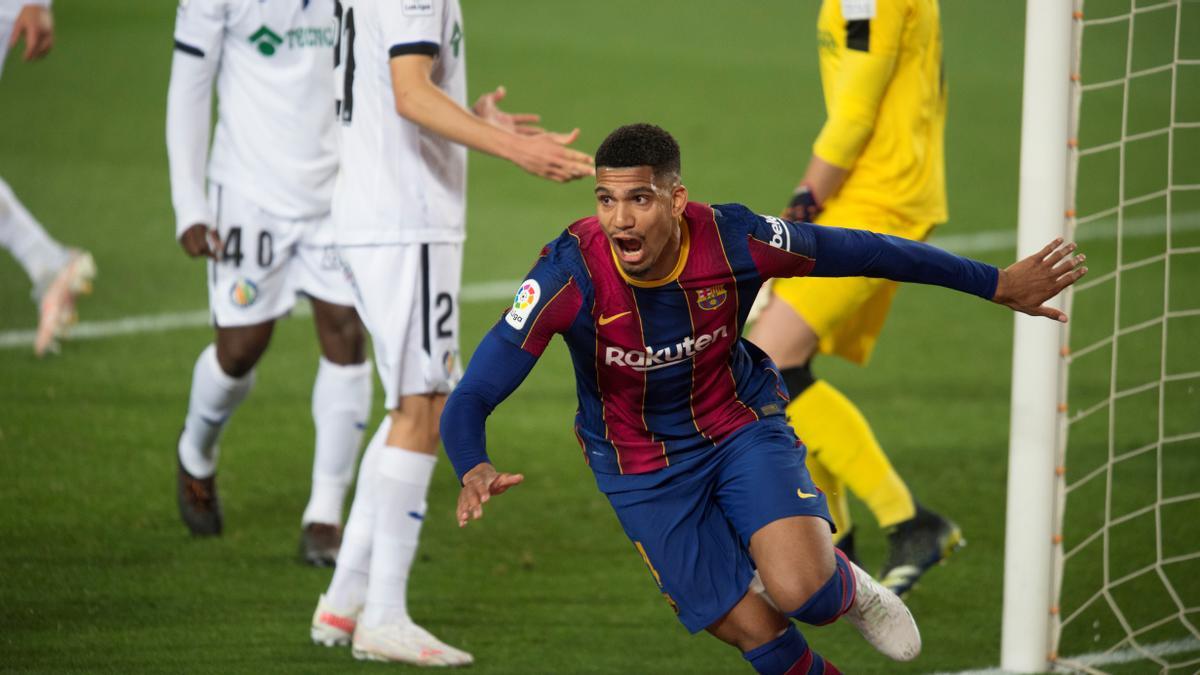 Araujo corre a celebrar su gol que blindaba el triunfo.
