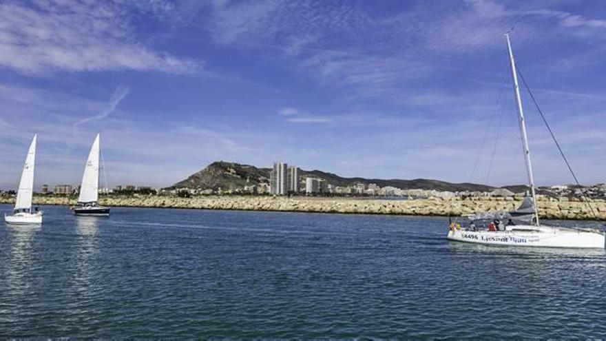 El velero Caballeros de Gandia triunfa en Cullera