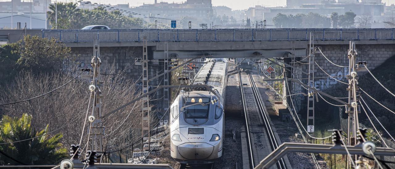 Un Euromed sale de la Estación del Norte de Valéncia en dirección a Barcelona.