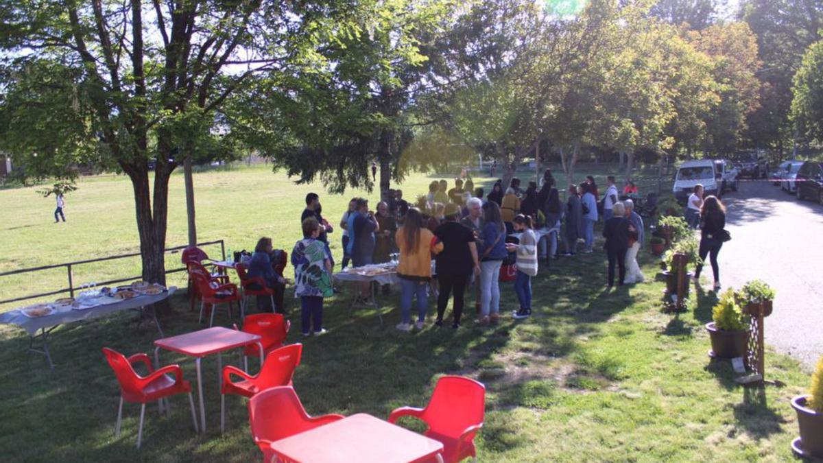 Merienda junto al campo de fútbol de Robleda-Cervantes. | A. S.