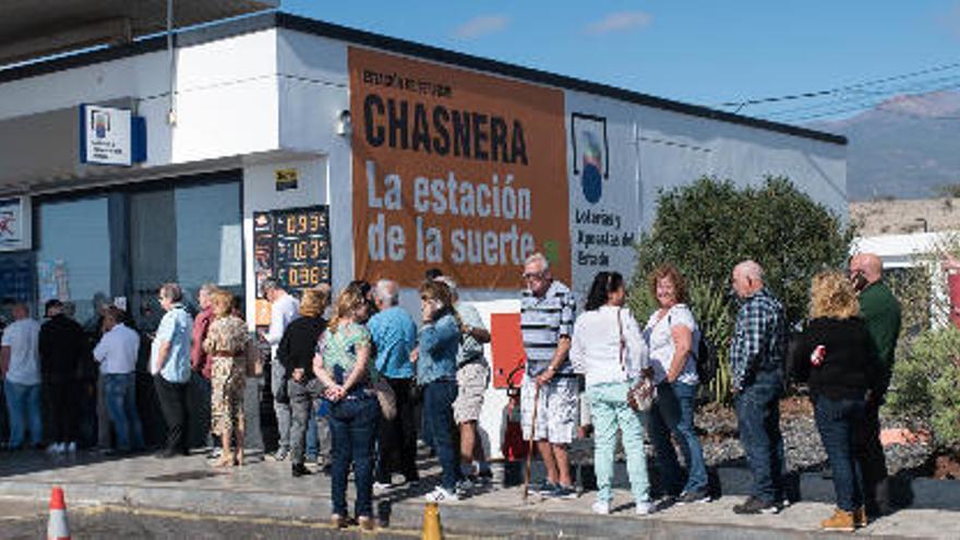 Colas en la gasolinera de Granadilla para comprar décimos de lotería.