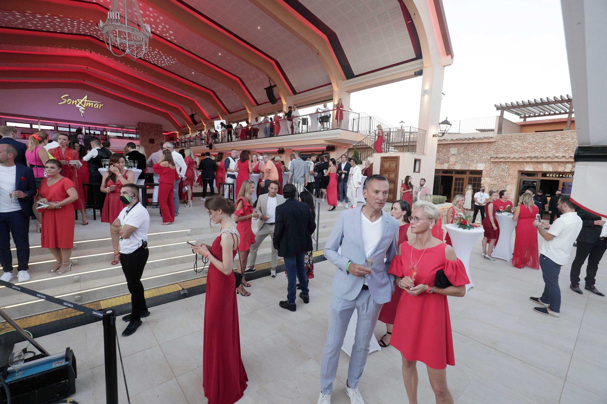 Joan Collins y el rojo triunfan en la fiesta de Marcel Remus