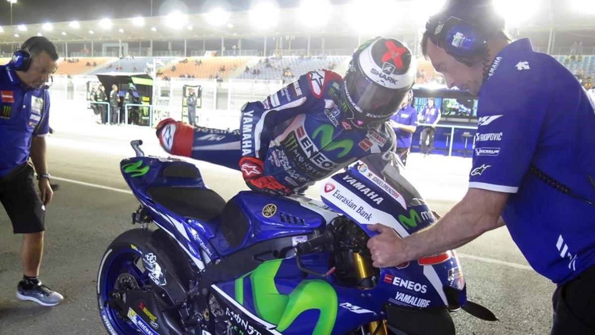 Lorenzo se baja de su Yamaha en Doha (Catar).