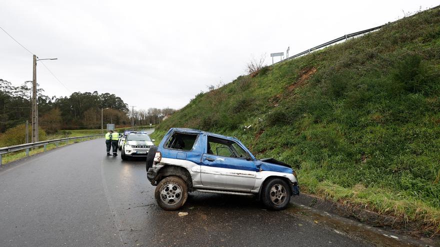 Cae con su coche por un desnivel desde la N-550 a una pista en Cerponzóns