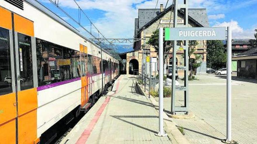 L’estació de Puigcerdà i el tren procedent de Barcelona | MIQUEL SPA