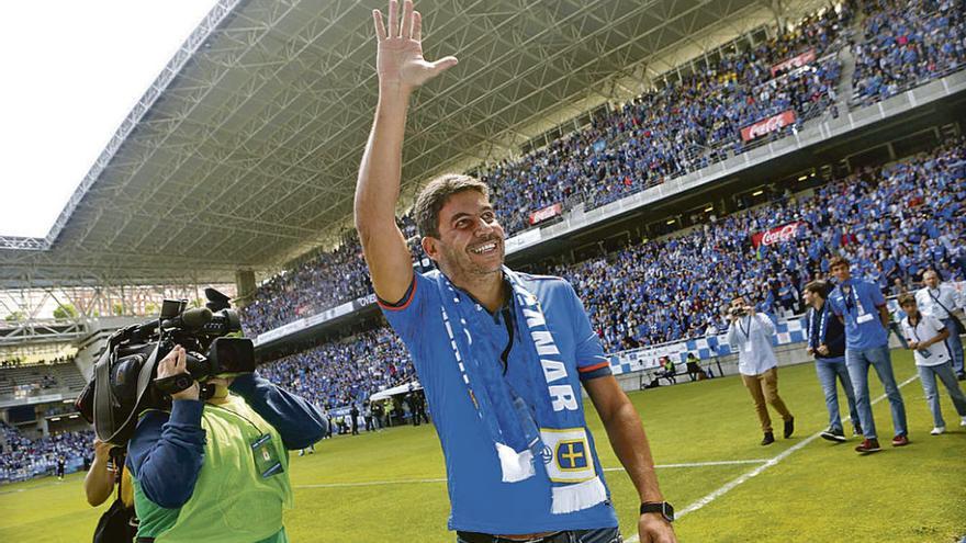 Arturo Elías saluda en el Carlos Tartiere antes del comienzo del partido entre el Oviedo y el Cádiz.