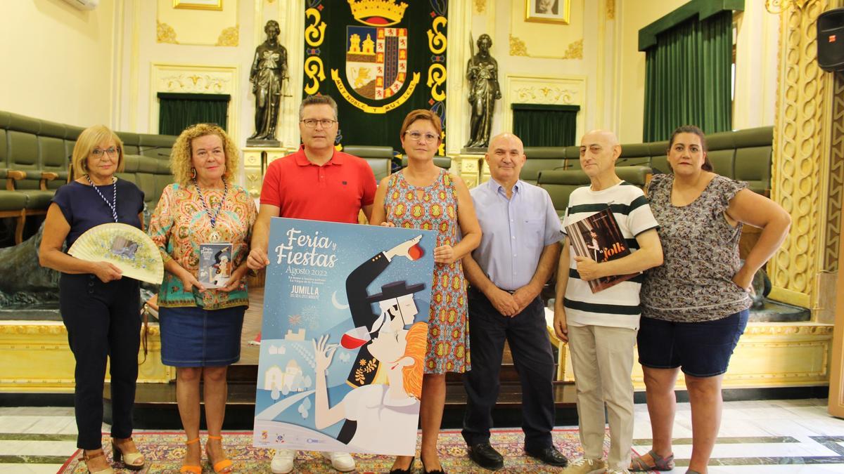  Un momento de la presentación del cartel de las fiestas de Jumilla, diseñado por Luis Ruiz, este miércoles en la localidad.