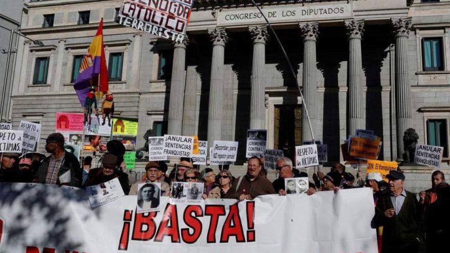 Concentración ante el Congreso contra la &quot;impunidad&quot; franquista