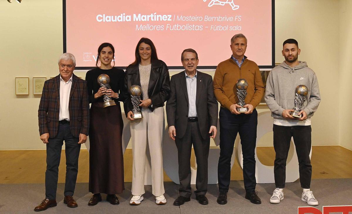 Los elegidos mejores jugadores de fútbol y fútbol sala con el alcalde y el concejal de deportes.