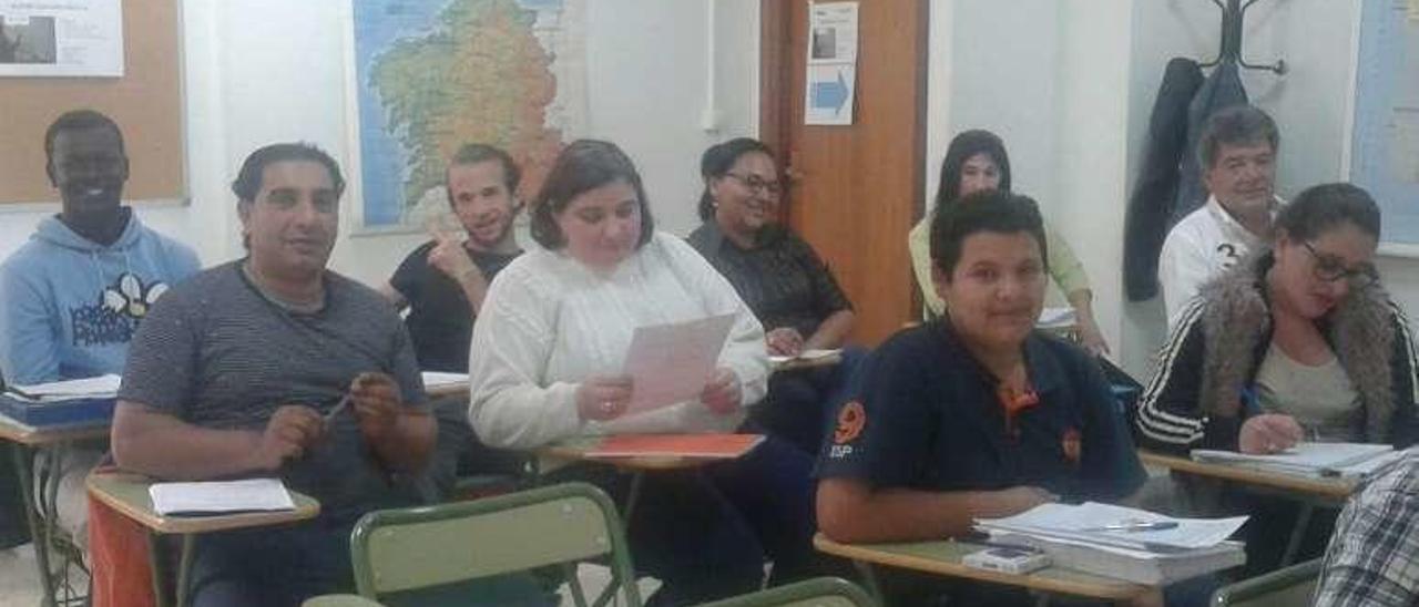 Asistentes al proyecto formativo de alfabetización en las aulas de Radio Ecca.