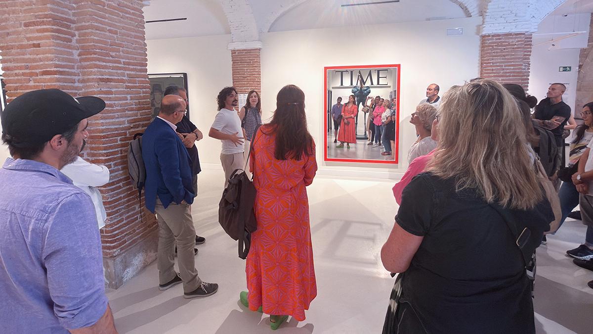 Pedro Oliveira guio a los asistentes por algunas de las obras más destacadas del Moco Museum Barcelona.