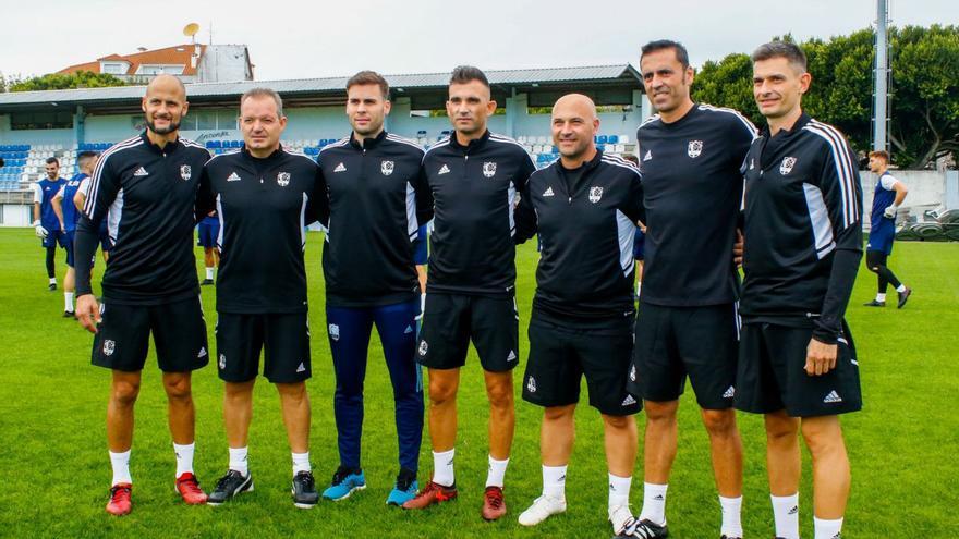 Iván Cancela, junto al resto del cuerpo técnico de la selección gallega aficionada. |  // FDV