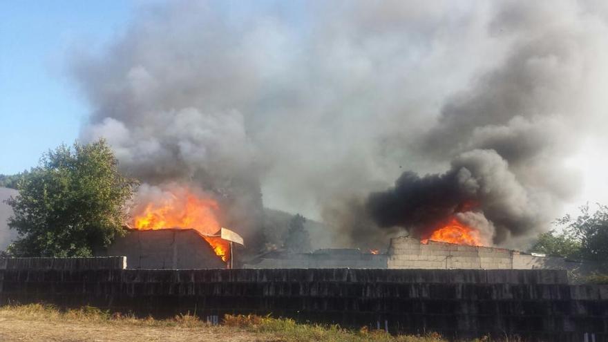 Un incendio calcina una carpintería y una vivienda anexa en Cotobade