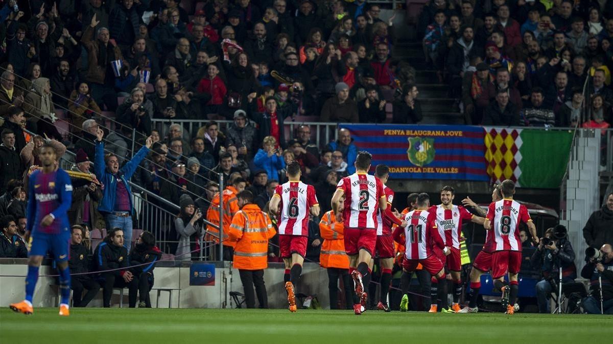 Los jugadores del Girona celebran el gol de Portu en el Camp Nou.