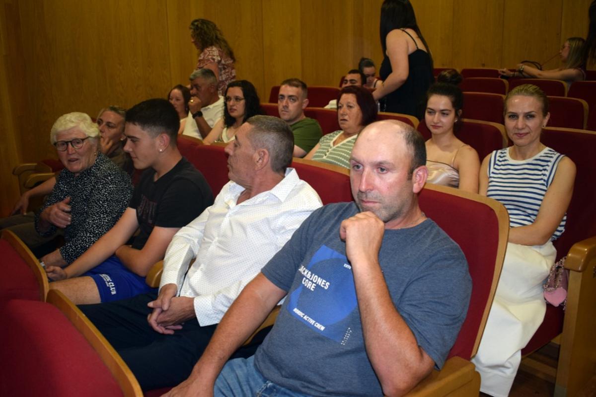 El acto de entrega de diplomas en el Auditorio Municipal de Valga.