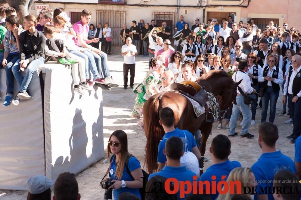 Día uno de mayo, entrada de caballos al Hoyo