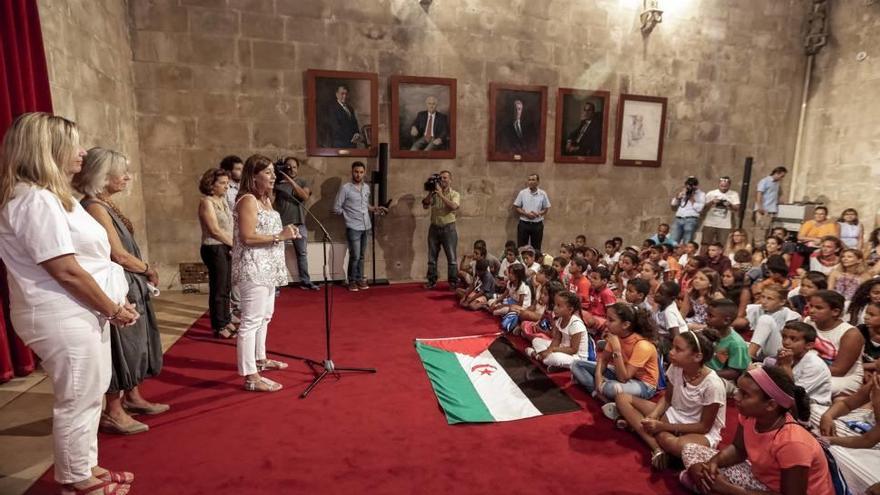 Los niños saharauis de &#039;Vacances en Pau&#039; fueron recibidos ayer en el Consolat.