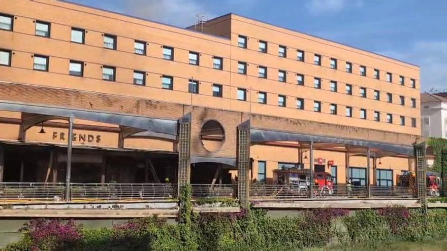 Un incendio arrasa el 'Le Grand Café' del centro de Málaga