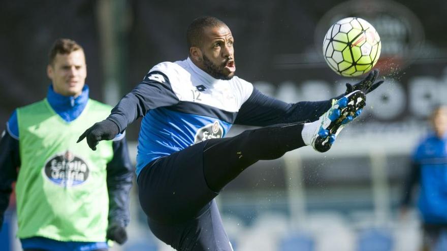 Sidnei, durante el entrenamiento de ayer en Abegondo