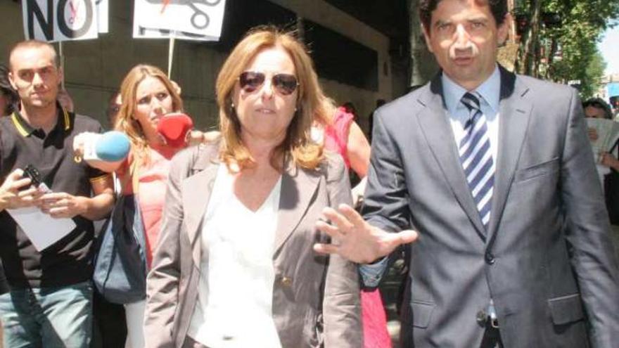 María Dolores Amorós junto a su abogado el día que compareció en la Audiencia Nacional.