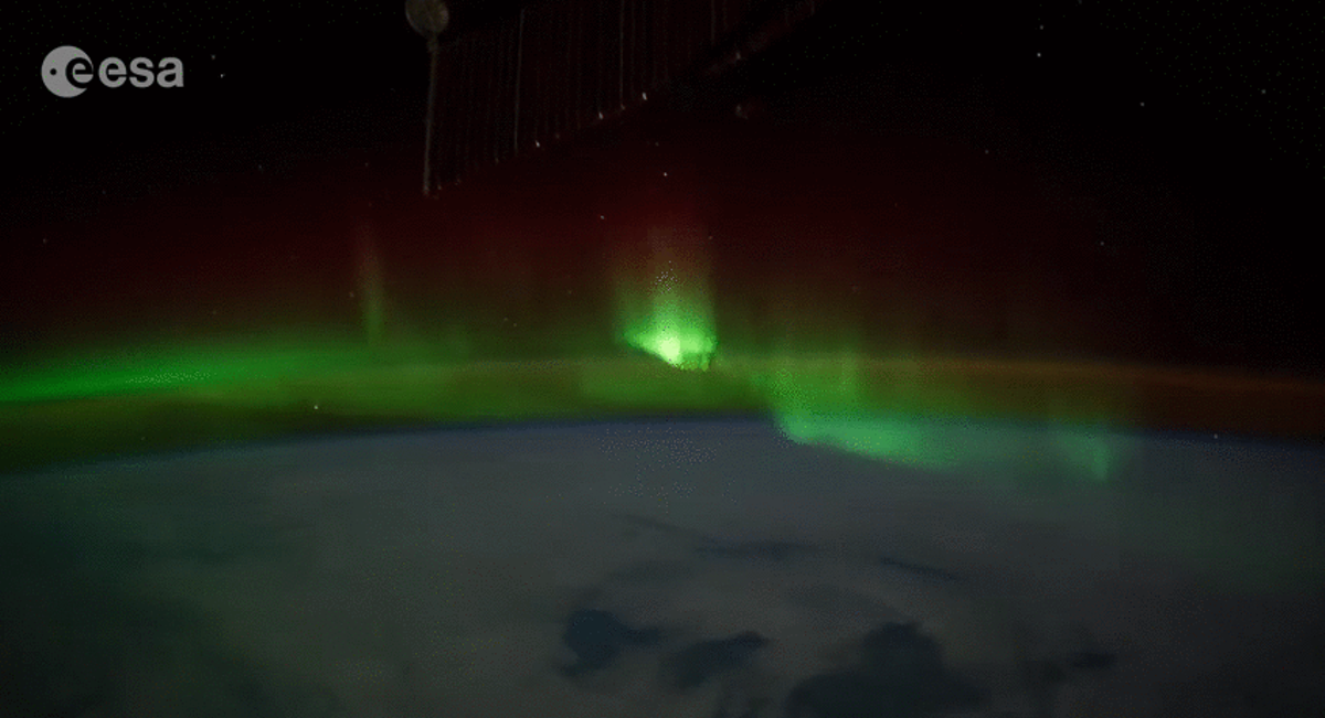 La Estación Espacial Internacional vuela a través de una aurora.
