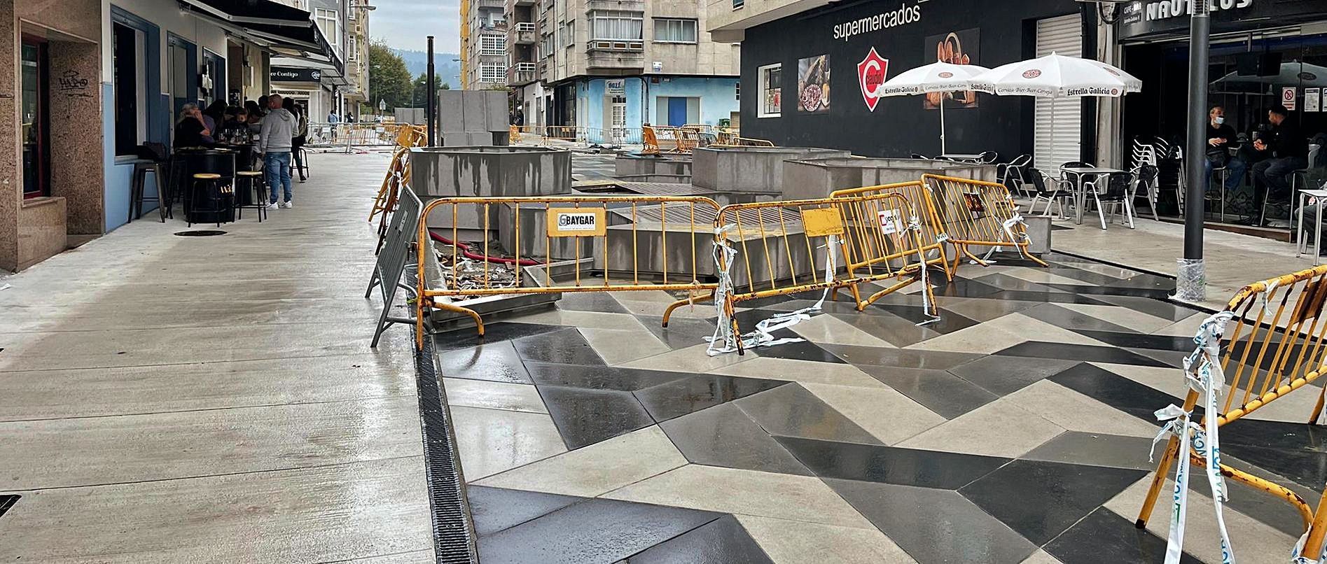 Los vecinos y empresarios se felicitan por el resultado de la calle Camilo José Cela, en la foto, incluso antes de que finalice la obra. 