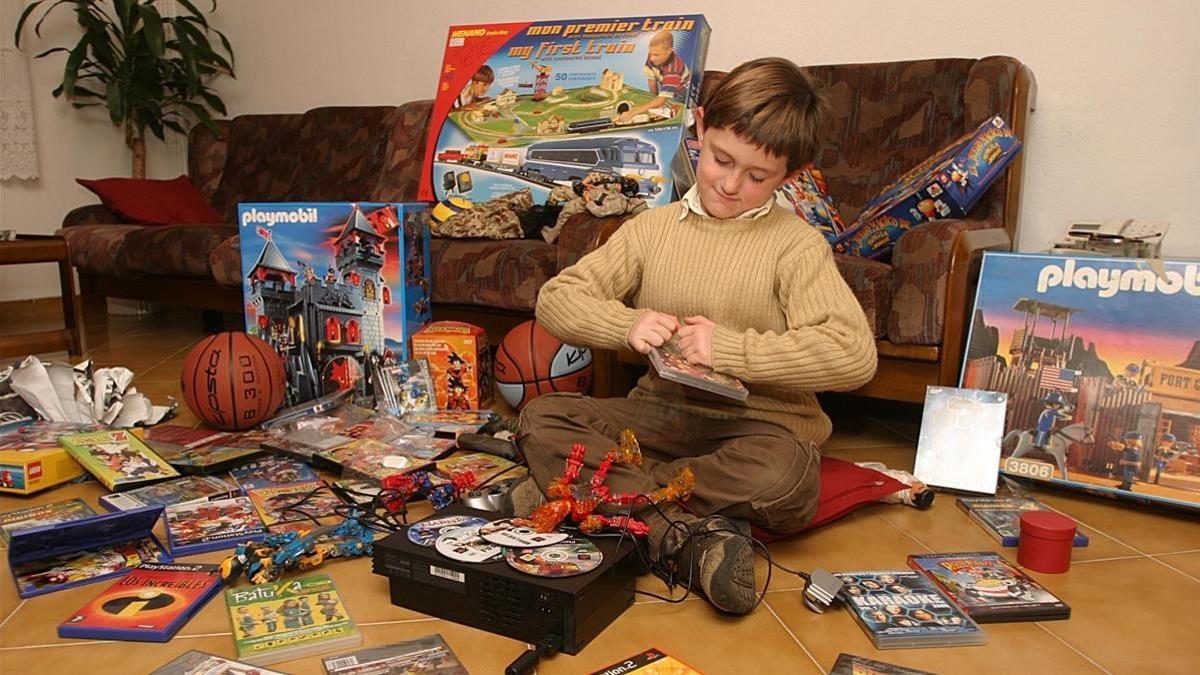 Un niño rodeado de regalos en una imagen de archivo de unas Navidades recientes.