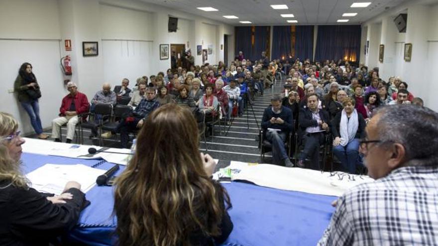 Asamblea general de Salvem el Cabanyal para informar a los vecinos celebrada anoche.