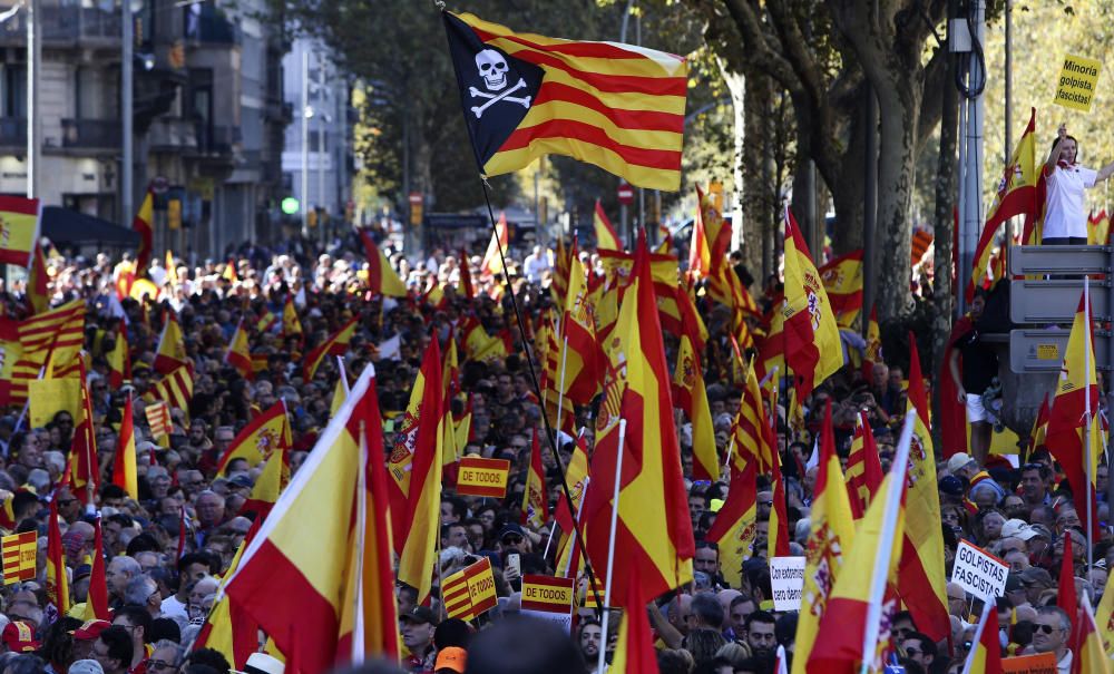 Milers de persones es manifesten a favor de la unitat d'Espanya a Barcelona