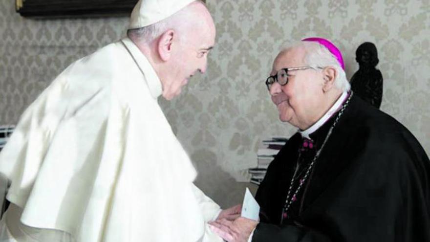 El papa Francesc, saludant el bisbe de Girona, Francesc Pardo