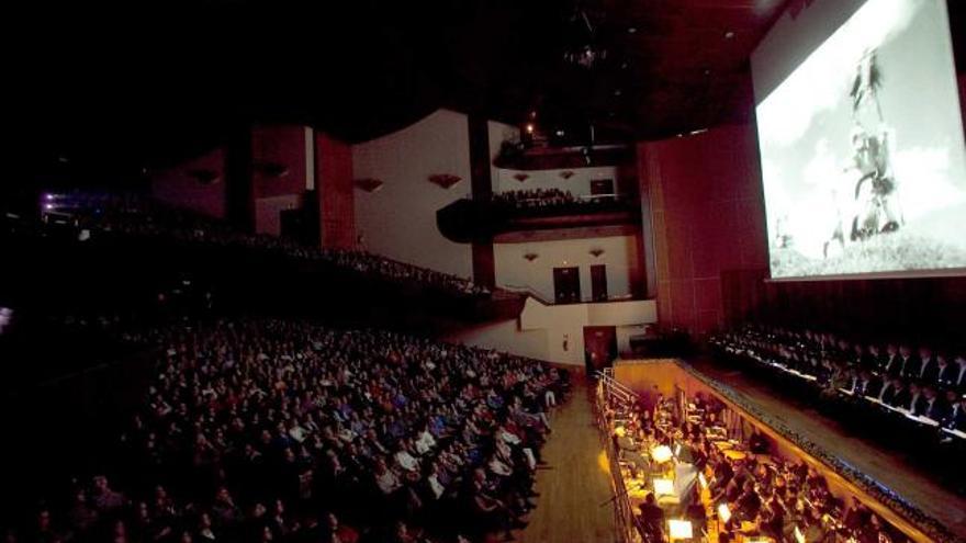 La sala principal al inicio de la proyección; a la derecha, el público hace cola ante el Auditorio. | miki lópez