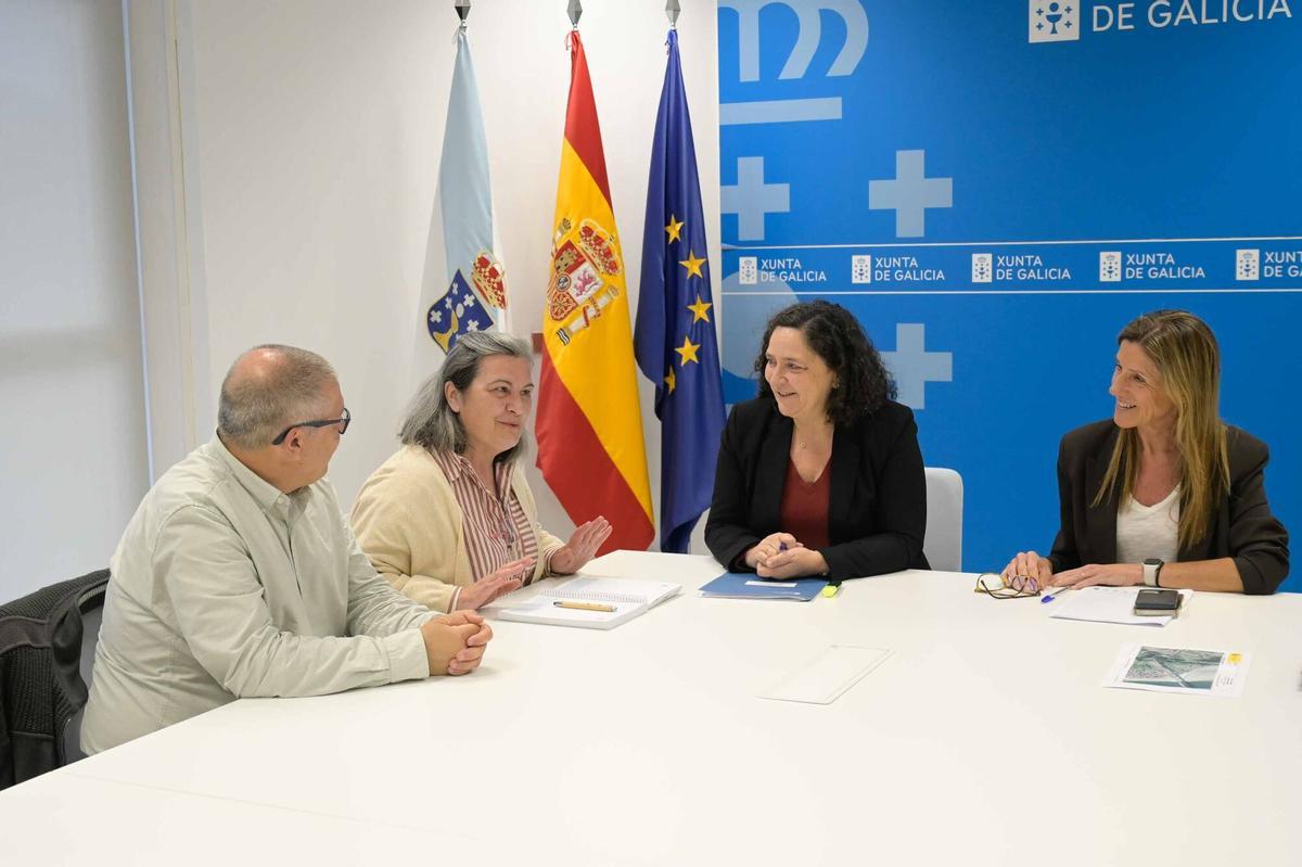 Representantes del Club Olímpico de Remo do Mandeo en la reunión mantenida con la delegada territorial de la Xunta en A Coruña