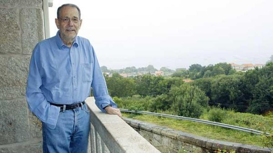 Javier Solana, ayer, en la casa en la que veranea desde hace años en la parroquia de Cela, en Bueu. // C.G.