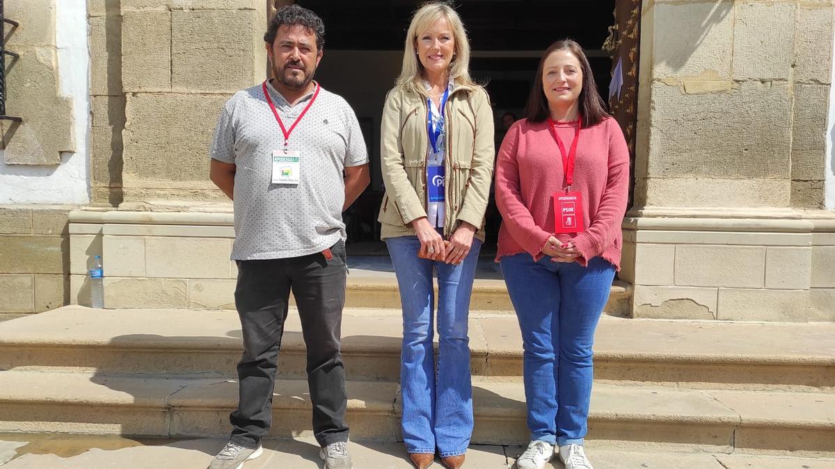 Los tres candidatos de Bujalance, a las puerta del Ayuntamiento.