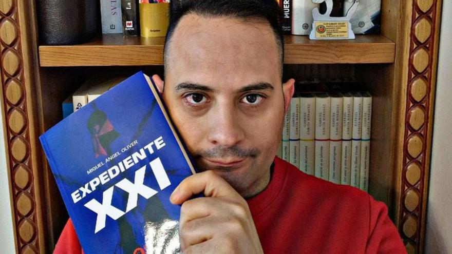 Miguel Ángel Oliver, con su nueva novela. | Cedida por M. Á. Oliver