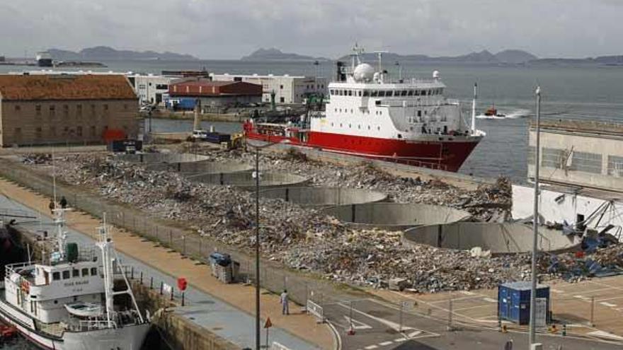 La retirada de escombros deja a la vista los silos de la antigua nave de cableros, en el muelle de trasatlánticos.