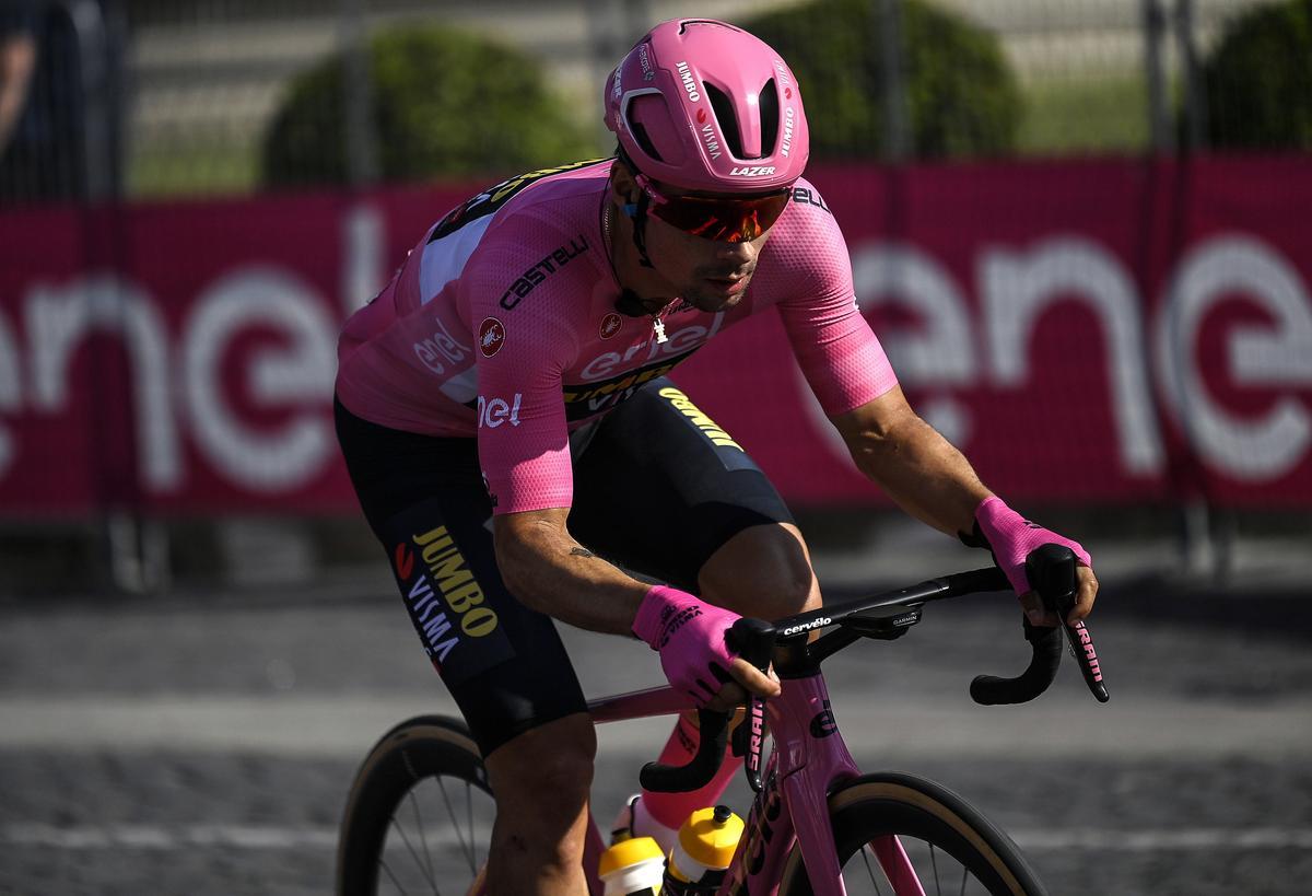 Rome (Italy), 28/05/2023.- Slovenian rider Primoz Roglic (C) of team Jumbo Visma wearing the overall leader’s pink jersey during the 21st and last stage of the 2023 Giro d’Italia cycling race, over 126 km from Rome to Rome, in Rome, Italy, 28 May 2023. (Ciclismo, Italia, Eslovenia, Roma) EFE/EPA/Riccardo Antimiani