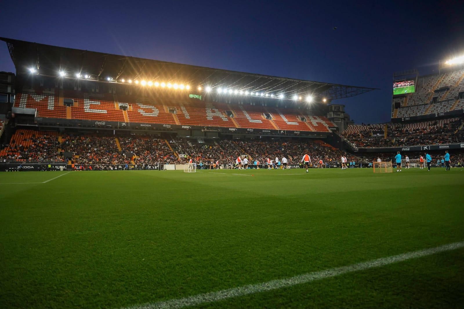 La afición se vuelca con el Valencia CF en el entrenamiento de Mestalla