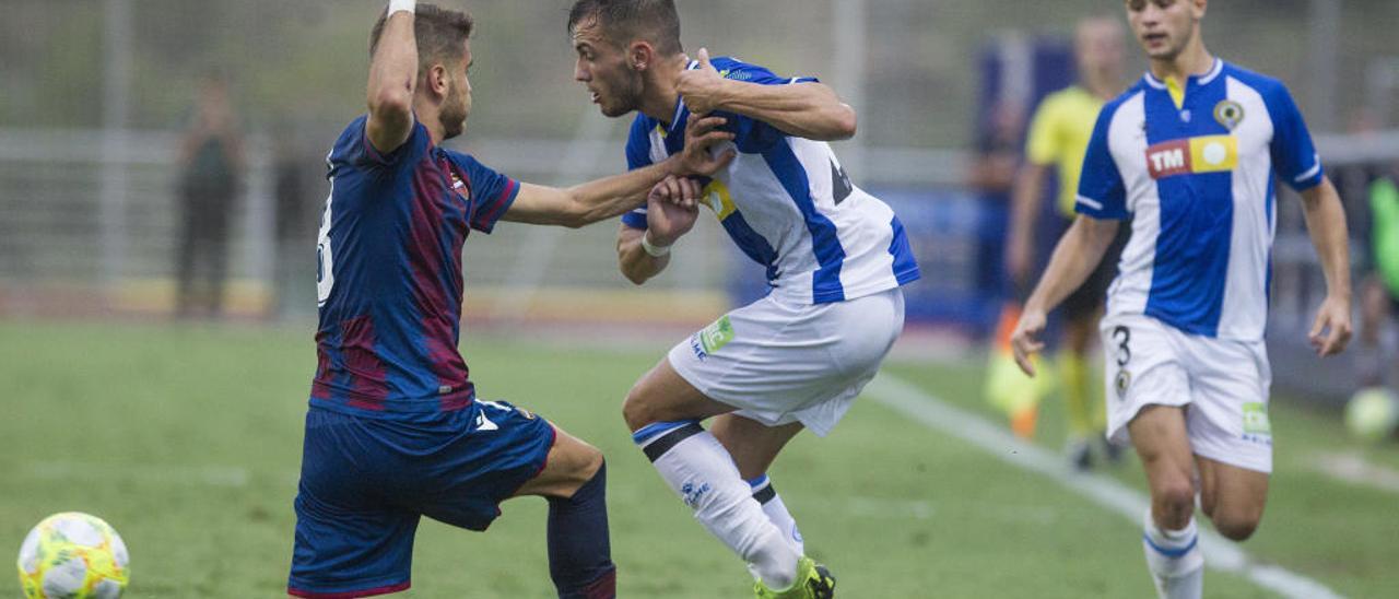 El alicantino Borja Martínez intenta superar a un jugador del Levante Atlético en presencia de su compañero Nani.