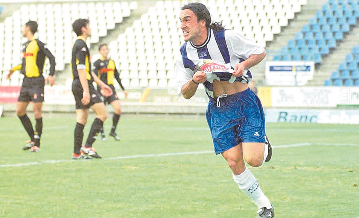 Peña celebra un gol al   Saragossa B a Vilatenim  l’abril del 2002