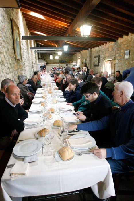 Comida de Valderrey en el salón junto a la ermita