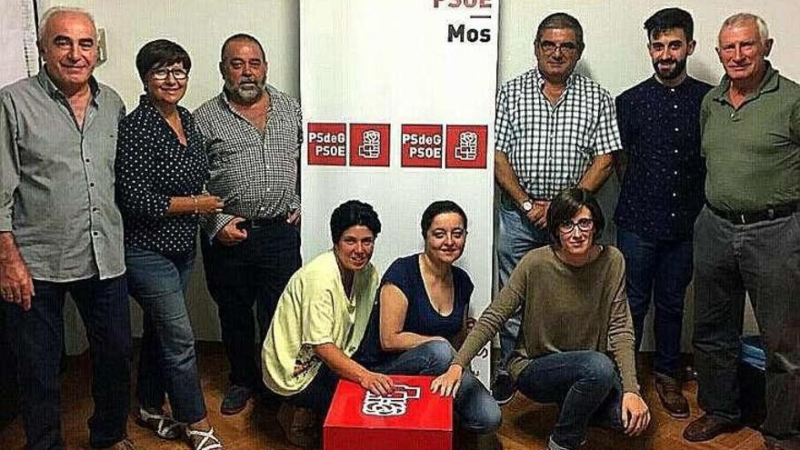 De izquierda a derecha, Carlos Seijo, Chiche, Emilio Muiños, Olaya Muiños, Patricia Pérez, Victoria Alonso, Jose Antonio Mantilla, Alejandro Figueroa y Tomás Garcia. // Faro